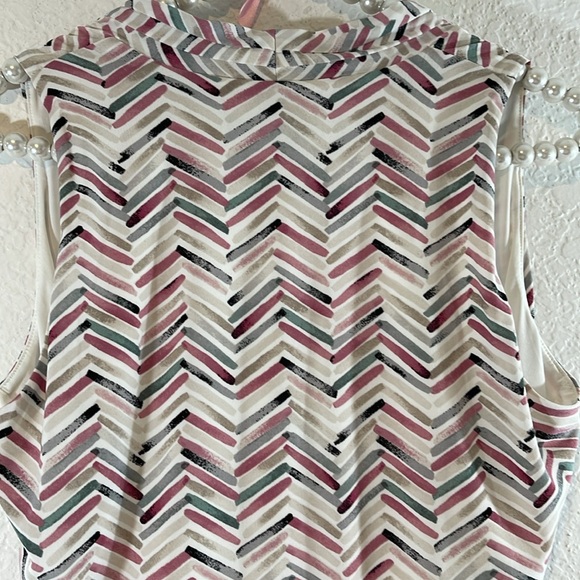 White House Black Market Shirred Tank Blouse Chevron Pattern Sleeveless NWT Sz M - Picture 5 of 10